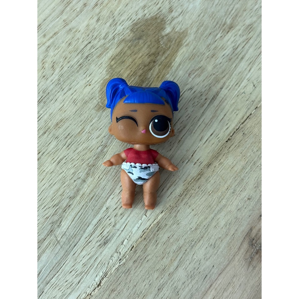 MGA Entertainment LOL Surprise Lil Sister Doll Blue Hair Winking Camo 1.5 Inch